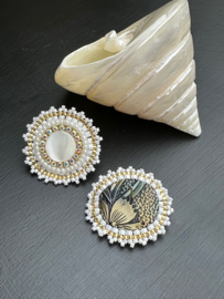 oorbellen bead embroidery oorknoppen studs parelmoer wit rond