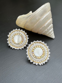 oorbellen bead embroidery oorknoppen studs parelmoer wit rond