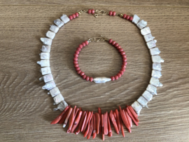 set collier en armband met zoetwaterparels en koraal en kristal