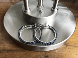 oorbellen creolen zilver met blauw kristal