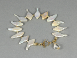 armband met witte parels en bergkristal en goud