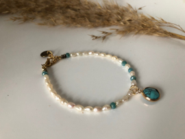 Armband witte rijstpareltjes met howliet