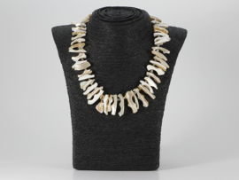 collier parelmoer beige