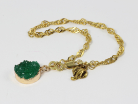 armband met schakelketting en groene raisin bedel