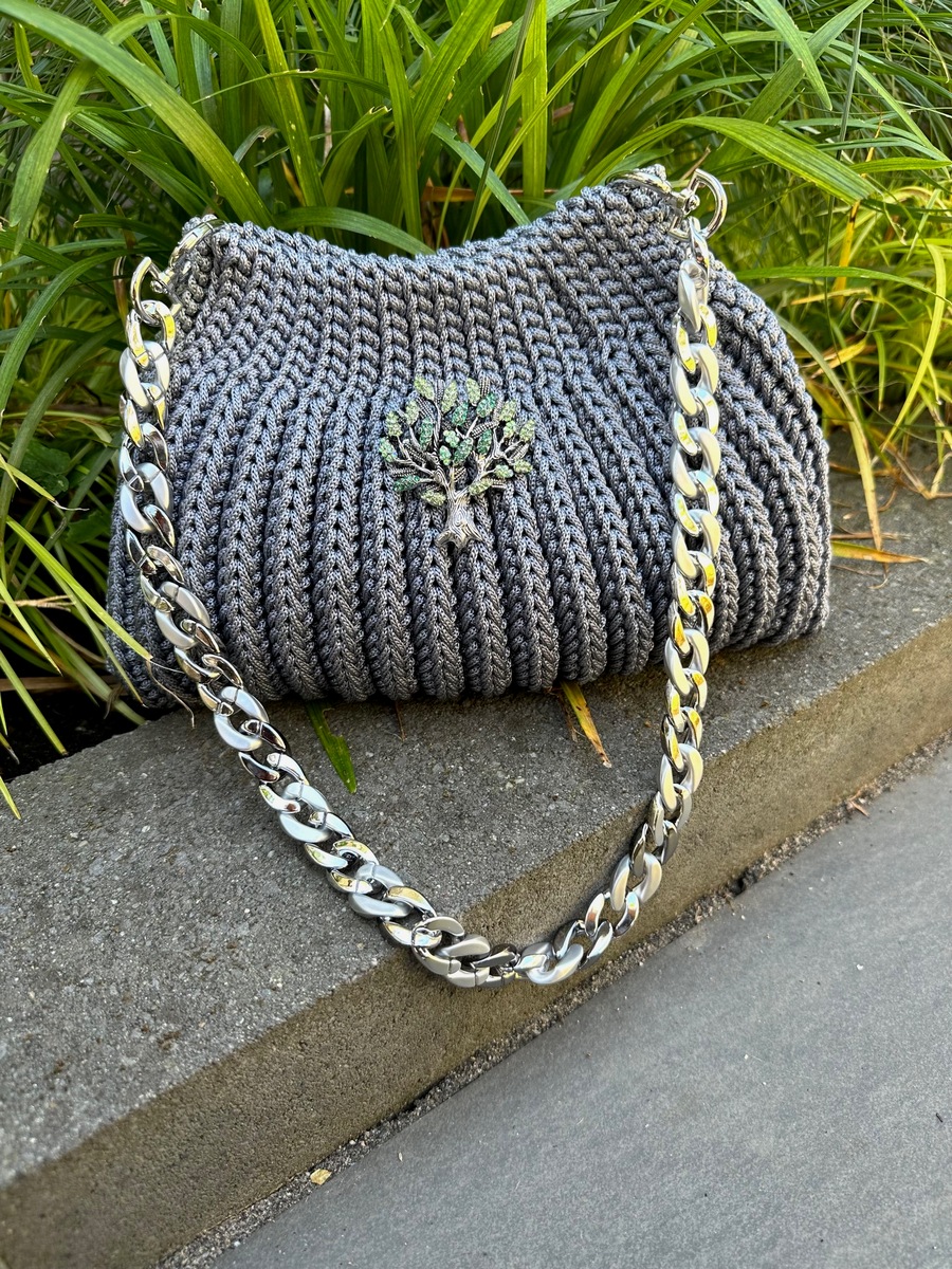 Tas handmade in grijs met boom broche