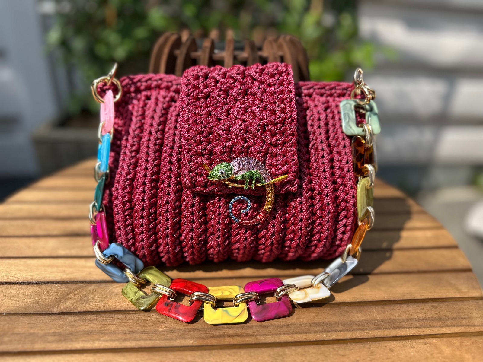 Tas handmade in burgundy met broche