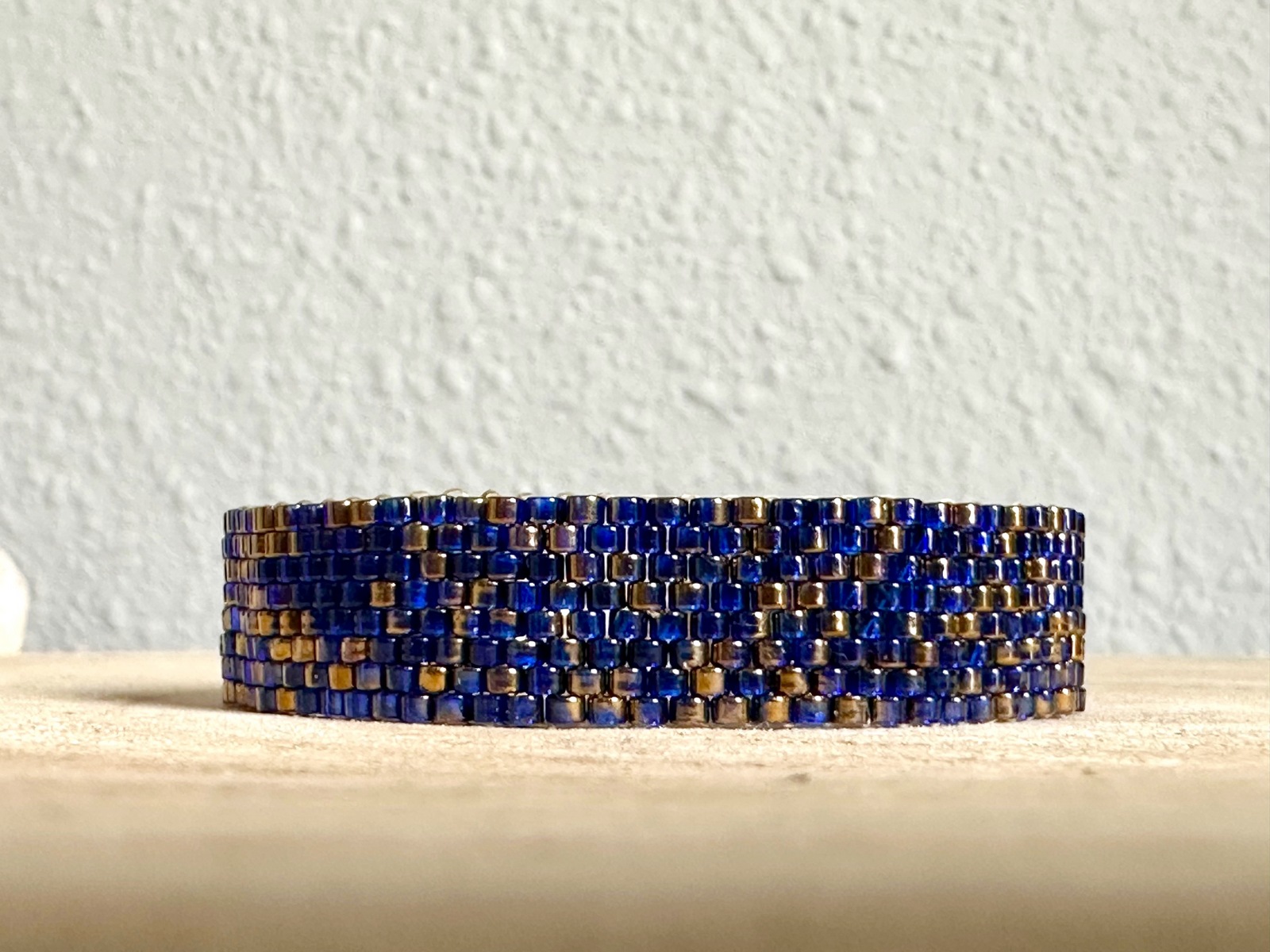 Armband bead embroidery kobaltblauw goud