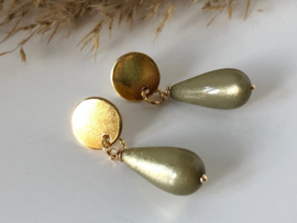 oorbellen goud met olijfgroene resin druppels