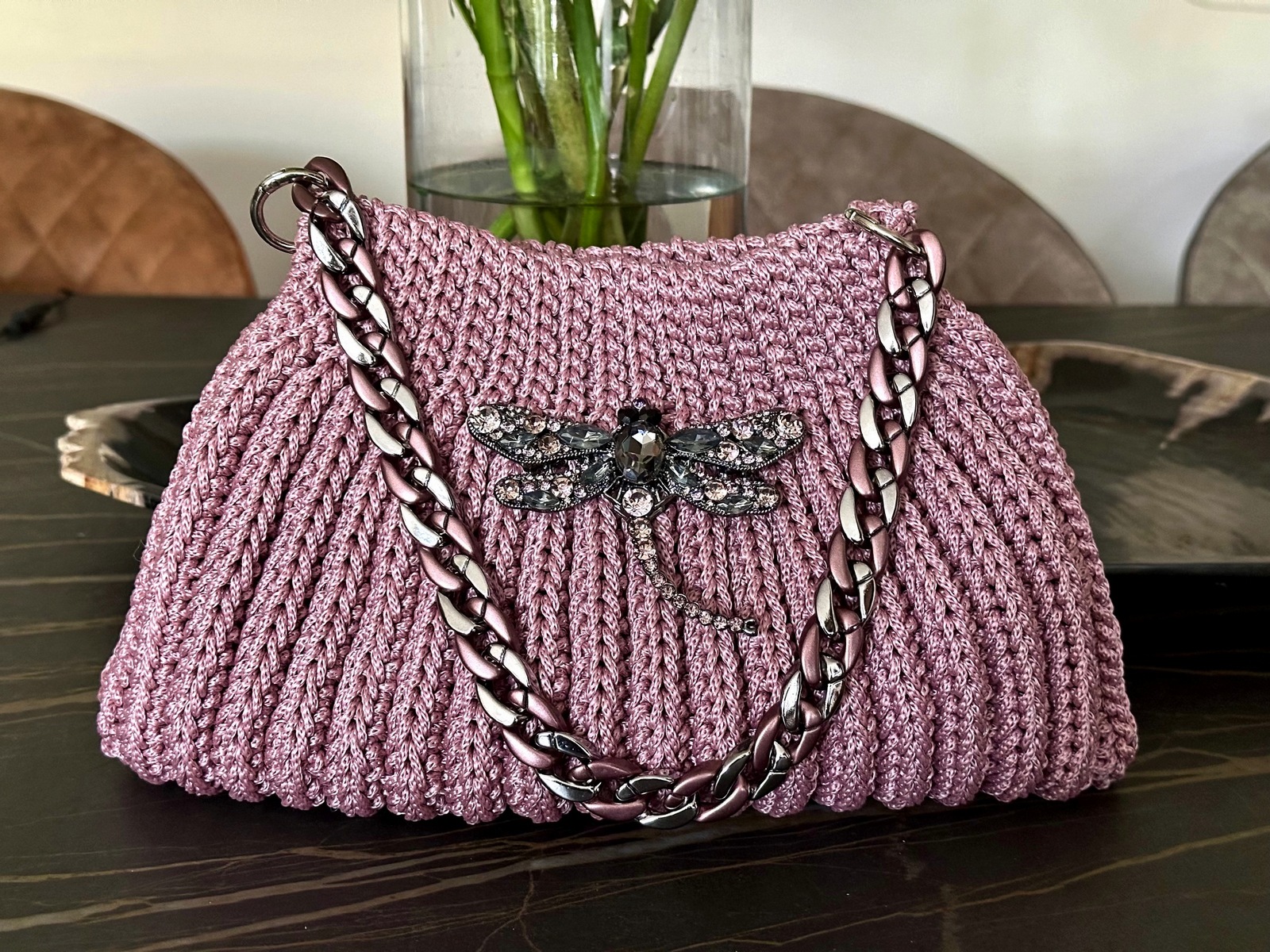 Tas handmade in oud roze met vlinder broche