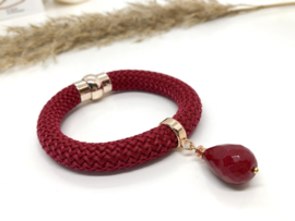 armband met donker rood koord en jade druppel