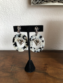 oorbellen lang met clips resin zwart wit