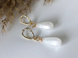 oorbellen goud met parelmoer resin druppel