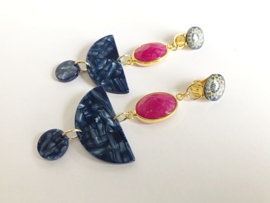 oorbellen lang goud met clips in blauw en fuchsia