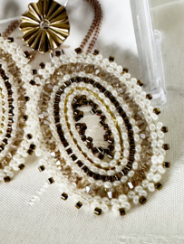 oorbellen statement XL bead embroidery wit beige en goud