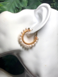 oorbellen creolen goud met shell parels wit