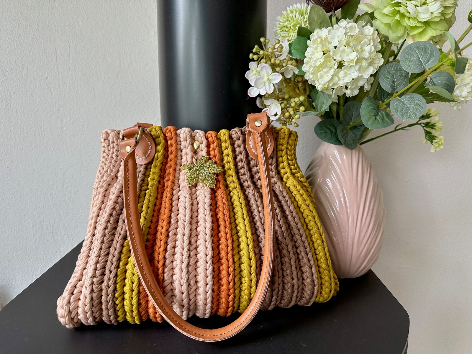 Tas handmade Ansi Original met blad broche
