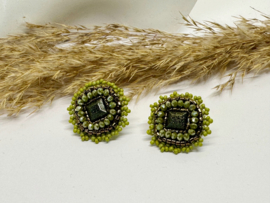 Oorbellen groen bead embroidery