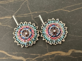 oorbellen bead embroidery mandala roze blauw