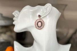 Oorbellen lang bead embroidery roze swarovski