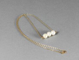 collier goud met drie witte parels