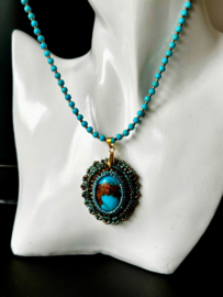 Collier / ketting howliet blauw met cabochon