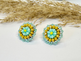 Oorbellen bead embroidery bloem mint geel