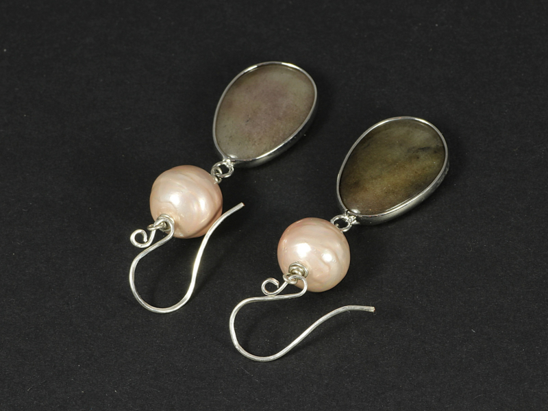 oorbellen lang zilver met rose parel en bruine jade