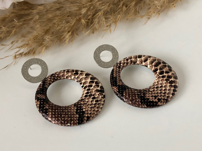 oorbellen zilver met open snakeskin print hangers bruin/beige