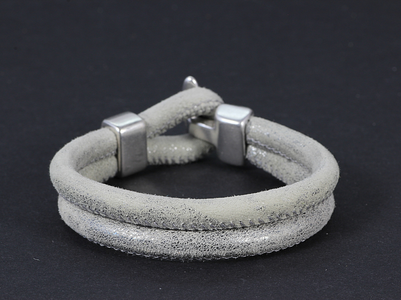 armband dubbel suède in lichtgrijs met antiek zilver