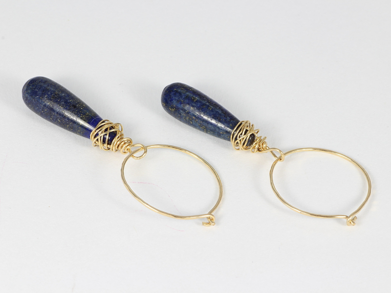 Oorbellen lang goud met lapis lazuli pegels