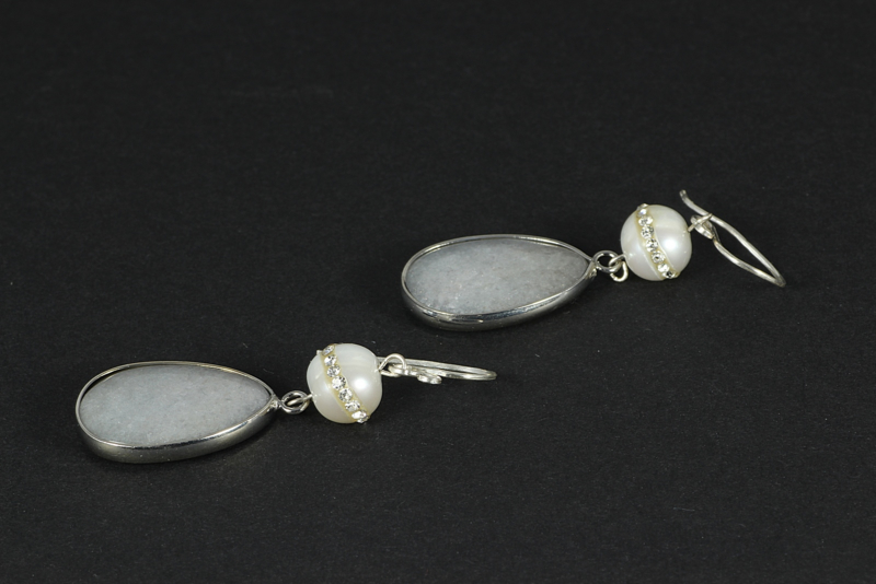 oorbellen lang zilver met  witte parel en grijze jade