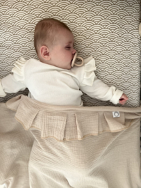 Swaddle met ruffle rand | Zand