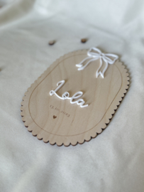 HOUTEN GEBOORTEBORDJE MET STRIK