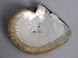 Fikum, parelmoer taille ornament, Ifugao, midden 20e eeuw