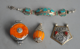 Lot Tibetaanse sieraden, Nepal, 2e helft 20e eeuw ( lot 1)
