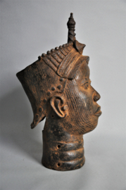 Zéér grote bronzen kop met diadeem, koning Oba, regio Benin City, Nigeria