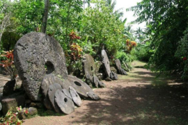 Stenen betaalmiddel op standaard, SUMBA, Indonesië, 21e eeuw