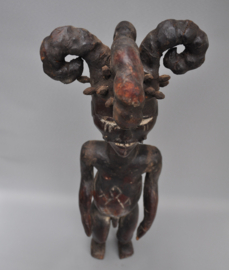 Met antilopenleer bekleedde EKOÏ figuur, Nigeria, 2e helft 20e eeuw