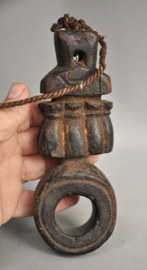 STUNTPRIJS! Oude gebruikte ghurra, karnstokhouder, Nepal, 1940-50