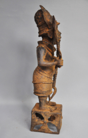 Bronzen Benin strijder op voetstuk, IFE, regio Benin City, Nigeria, 21e eeuw