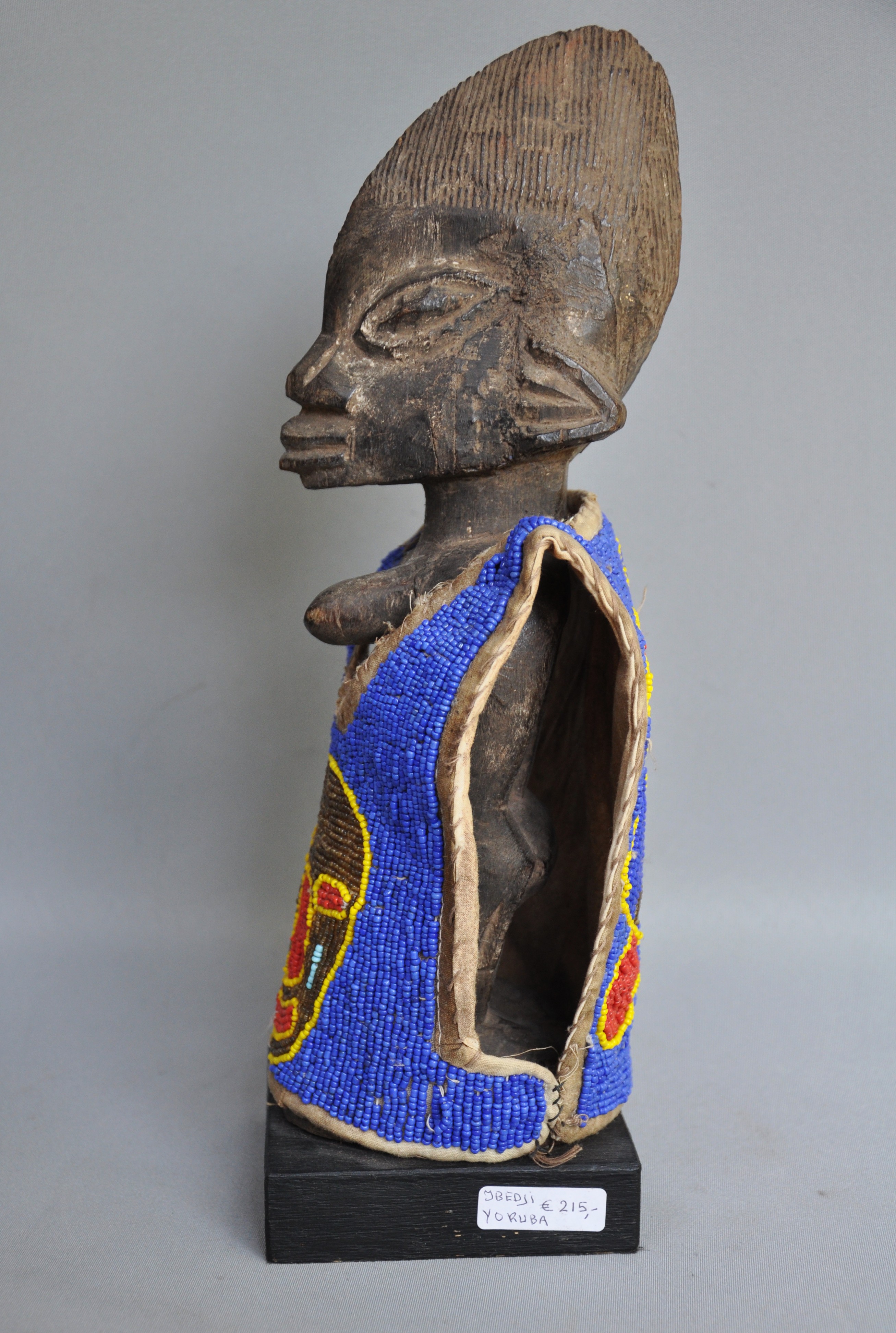 Ibedji tweelingbeeld met kralenjas, YORUBA, Nigeria, ca 1970