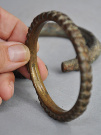 2 zéér oude bronzen armbanden, West Afrika, 19e en 1e helft 20e eeuw
