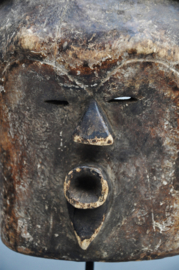 Oud decoratief masker van de ADOUMA, Gabon, ca 1960