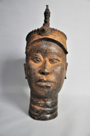 Zéér grote bronzen kop met diadeem, koning Oba, regio Benin City, Nigeria