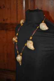Etnische halsketting met puntschelpen en glaskralen; NAGA stam, India