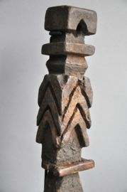 Oude karnstokgeleider, ghurra, Nepal, 1e helft 20e eeuw ( code 8A)