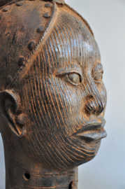 Mega grote bronzen kop met diadeem, koning Oba, regio Benin City, Nigeria