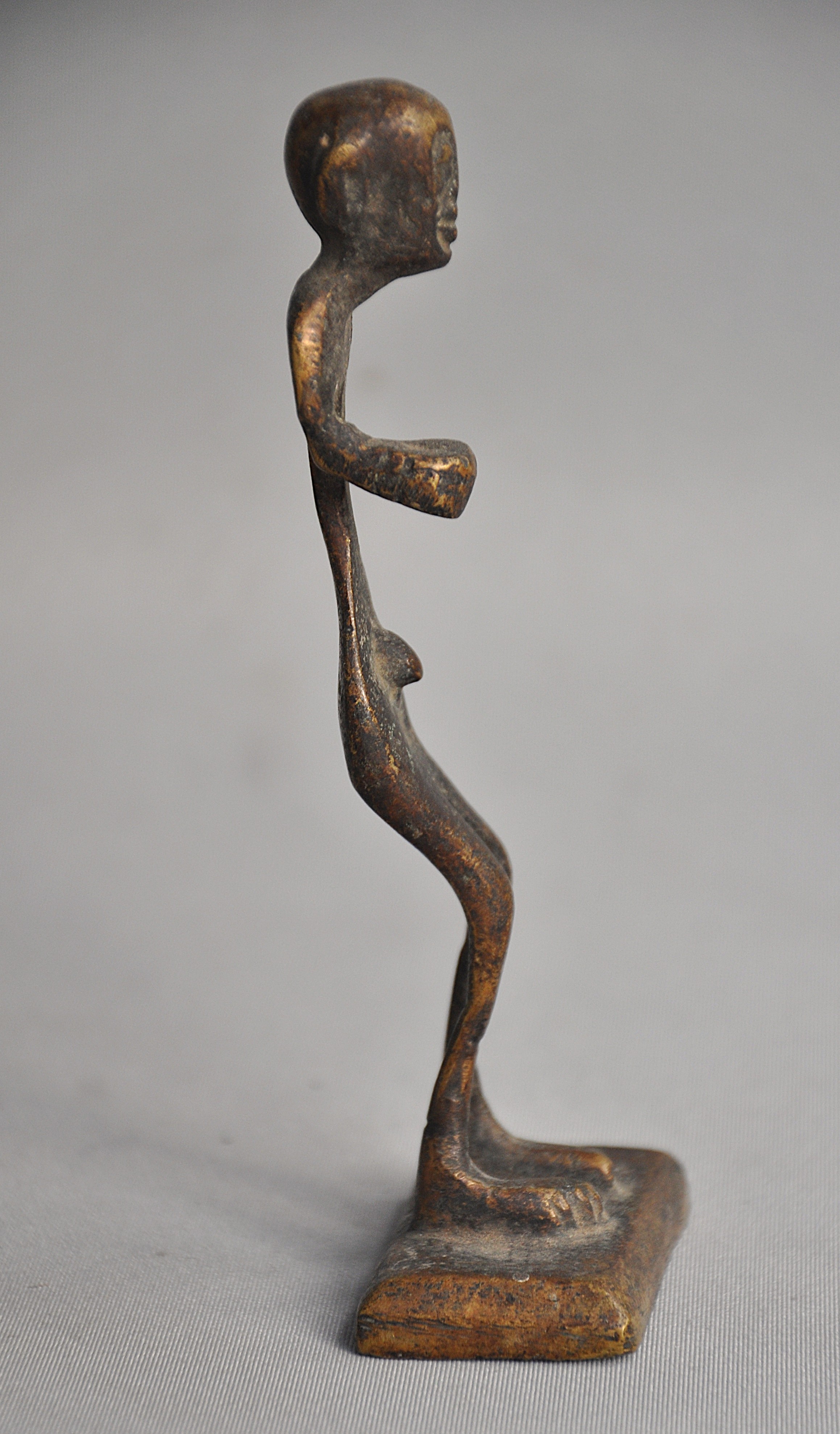 Bronzen beeld van een bedelmonnik, Nepal, ca 1960