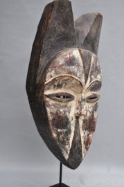 Vrij groot gelaatsmasker met hoorns, VUVI, Gabon, laat 20e eeuw