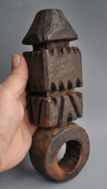 Lot van 2 karnstokhouders, ghurra's - Nepal - Midden 20e eeuw